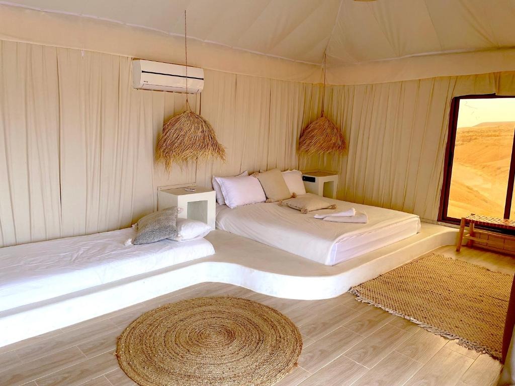 Baignoire extérieure face au désert, Agafay Luxury Camp